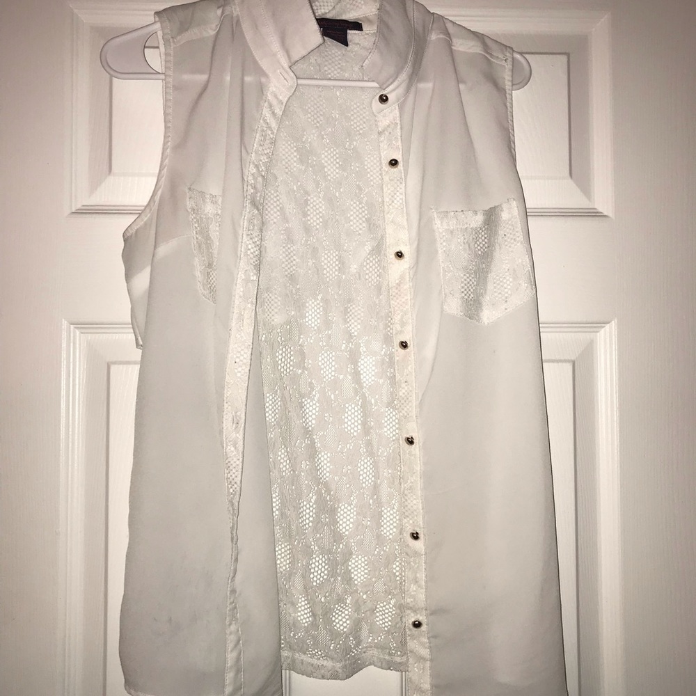 Sleeveless button blouse